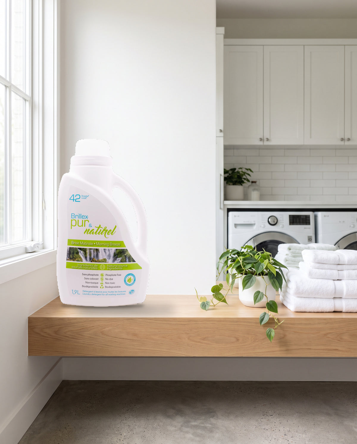 Brillex pur & naturel Morning Breeze laundry detergent 1,9L jug on a laundry room shelf beside folded white towels
