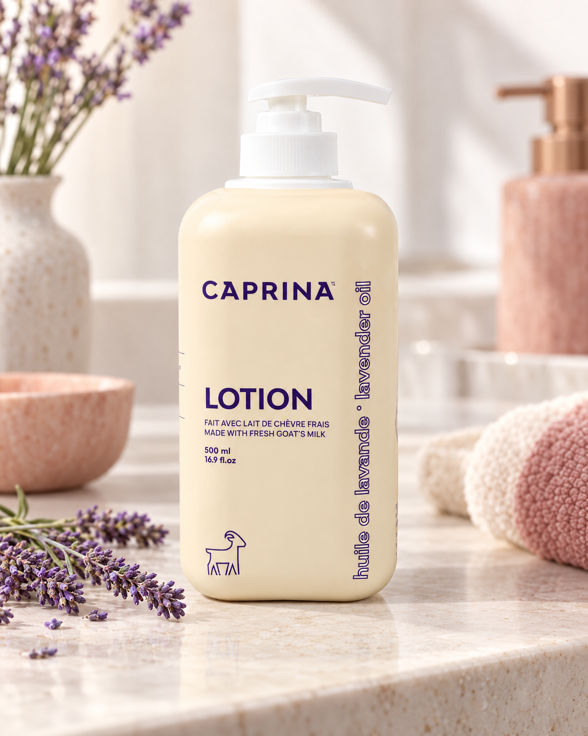 Lotion corporelle Caprina à l’huile de lavande dans une salle de bain relaxante