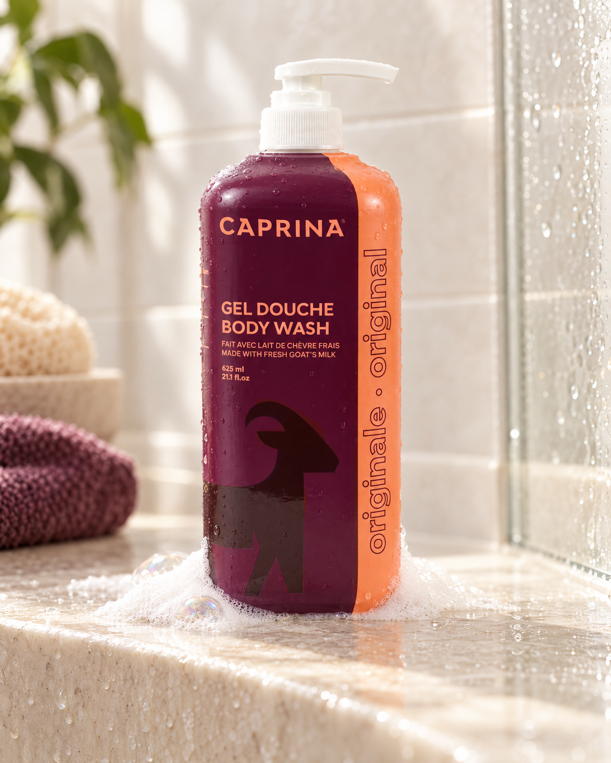 Gel douche Caprina au lait de chèvre, recette originale, dans une salle de bain lumineuse | Caprina Original goat’s milk body wash